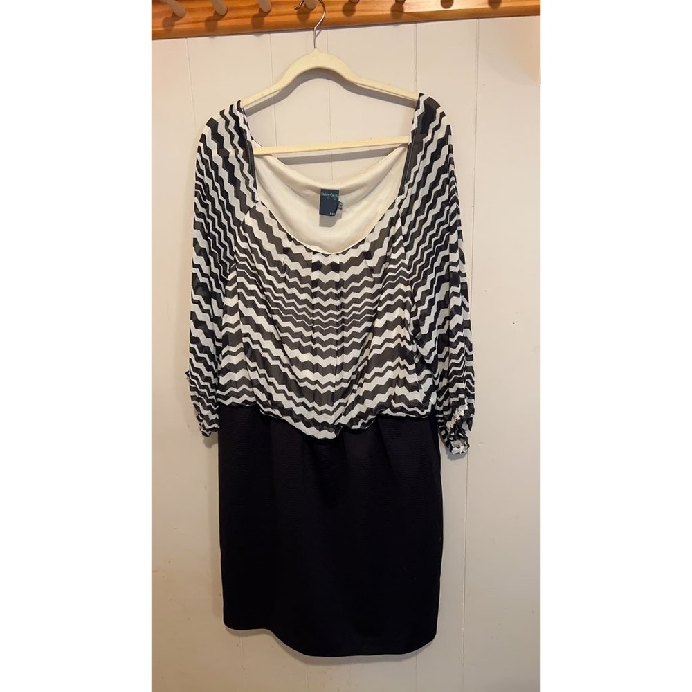 Gabby Skye Black and White Chevron Pattern‎ Dress